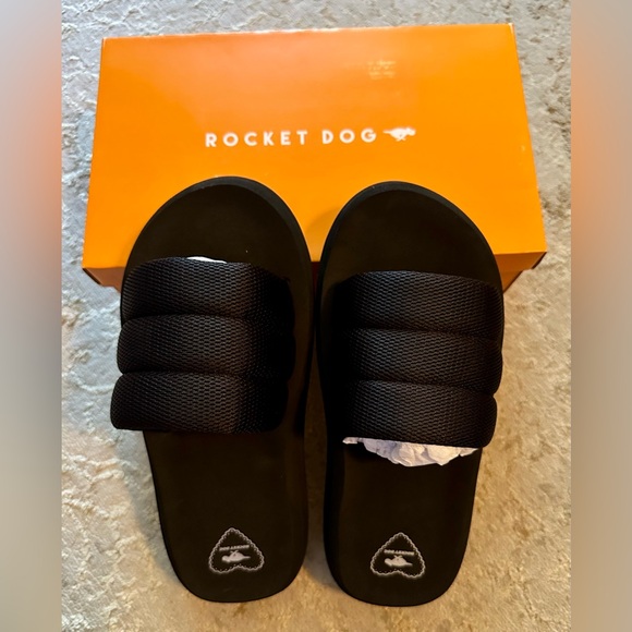 Rocket Dog’s Splash Slides - Picture 5 of 7